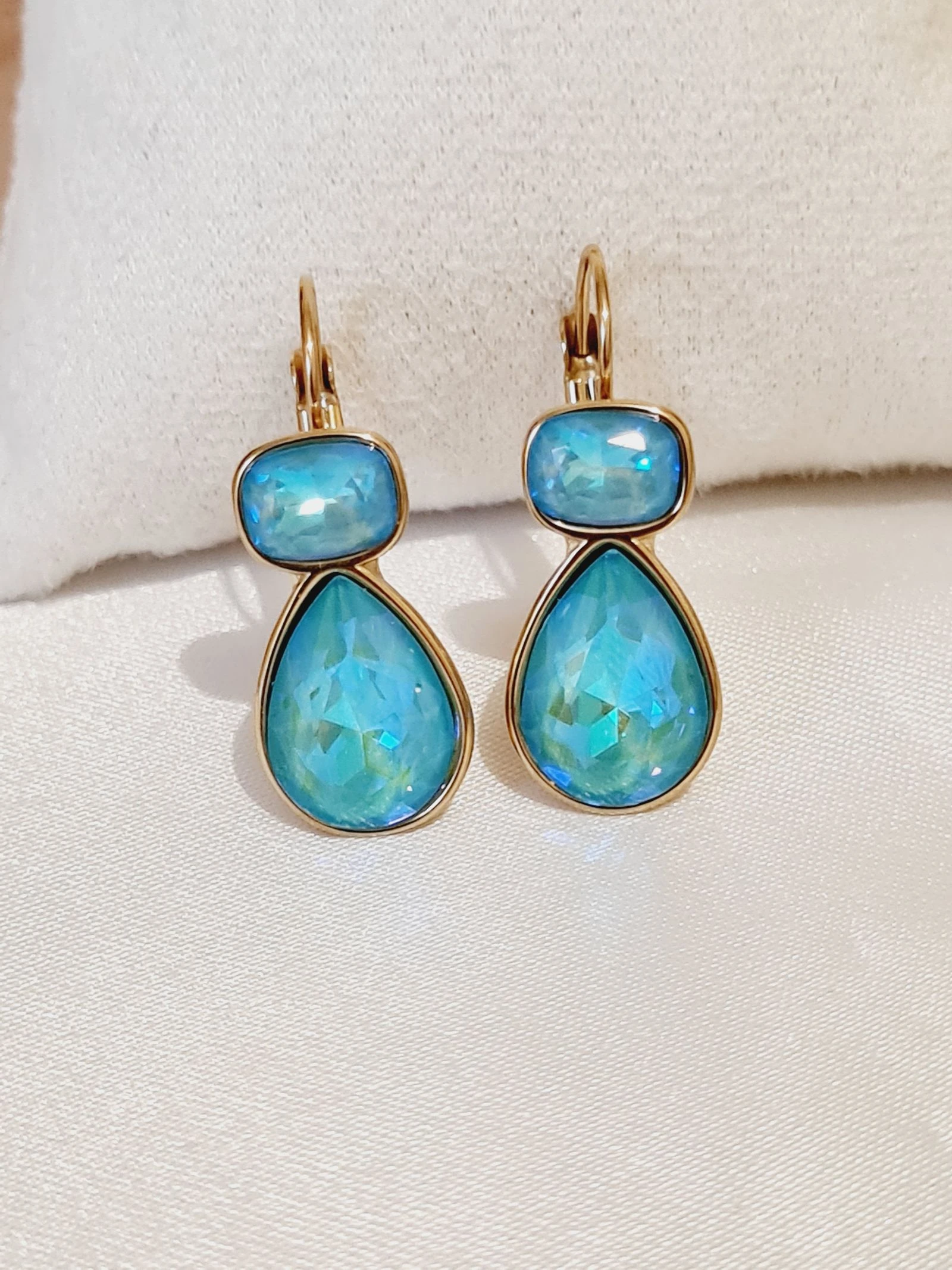 Boucles d'oreilles dorées cristaux bleus